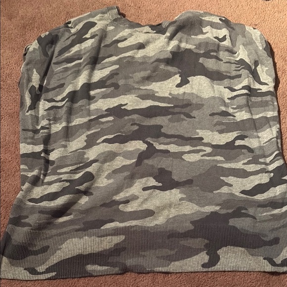 Vince Camuto Gray Camouflage V-Neck Top - Picture 7 of 7